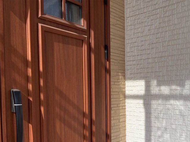 加古川市で塗装前の玄関ドアと外壁の様子